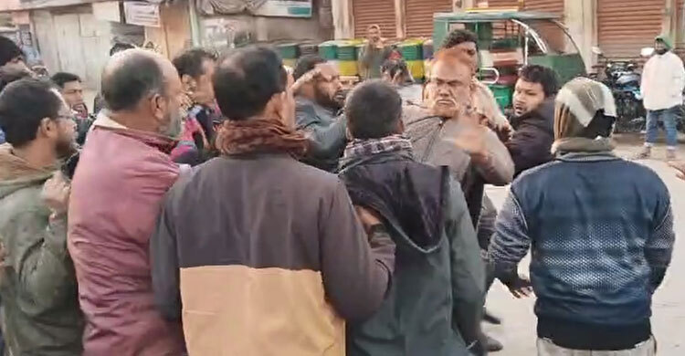 ফুল দেওয়া নিয়ে সংঘর্ষে জড়াল বিএনপির দুই গ্রুপ, আহত ১২